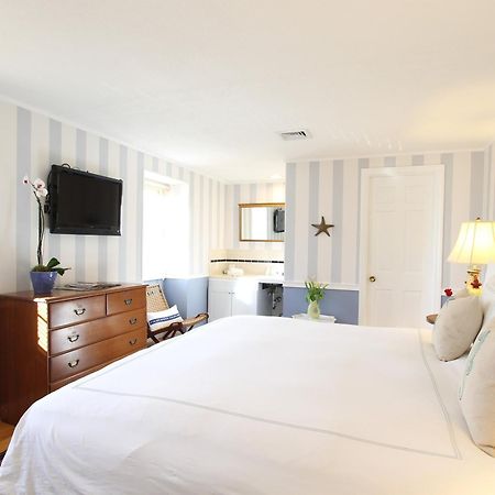 Charles And Charles Mv Bed & Breakfast วินยาร์ดเฮเวน ภายนอก รูปภาพ