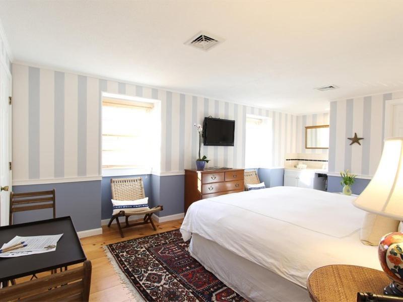 Charles And Charles Mv Bed & Breakfast วินยาร์ดเฮเวน ภายนอก รูปภาพ
